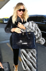 khloe-kardashian-at-lax-airport-in-los-angeles-6.jpg