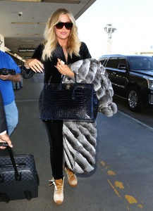 khloe-kardashian-at-lax-airport-in-los-angeles-7.jpg