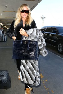 khloe-kardashian-at-lax-airport-in-los-angeles-8.jpg
