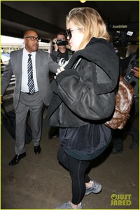 khloe-kardashian-steps-out-after-confirming-pregnancy-01.jpg