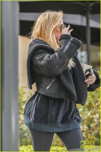 khloe-kardashian-steps-out-after-confirming-pregnancy-02.jpg