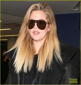 khloe-kardashian-steps-out-after-confirming-pregnancy-04.jpg