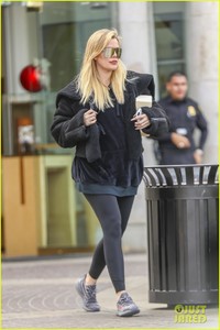 khloe-kardashian-steps-out-after-confirming-pregnancy-05.jpg