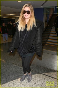 khloe-kardashian-steps-out-after-confirming-pregnancy-08.jpg