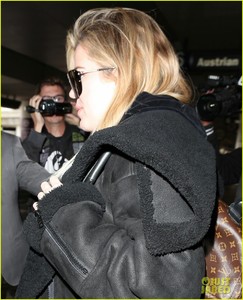 khloe-kardashian-steps-out-after-confirming-pregnancy-09.jpg