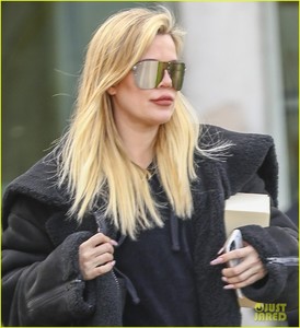 khloe-kardashian-steps-out-after-confirming-pregnancy-10.jpg