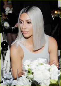 kim-kardashian-helps-host-the-tot-holiday-pop-up-celebration-01.jpg