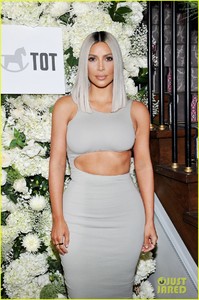 kim-kardashian-helps-host-the-tot-holiday-pop-up-celebration-04.jpg