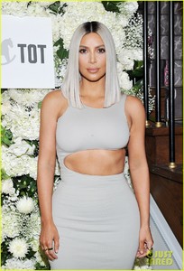 kim-kardashian-helps-host-the-tot-holiday-pop-up-celebration-08.jpg
