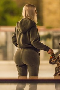 kim-kardashian-in-grey-hoodie-ice-skating-at-a-christmas-party-in-thousand-oaks-1.jpg