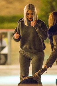 kim-kardashian-in-grey-hoodie-ice-skating-at-a-christmas-party-in-thousand-oaks-3.jpg