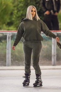 kim-kardashian-in-grey-hoodie-ice-skating-at-a-christmas-party-in-thousand-oaks-6.jpg