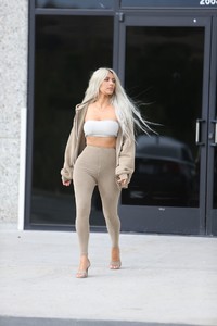 kim-kardashian-photoshoot-in-la-11-28-2017-10.jpg