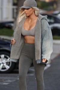 kim-kardashian-photoshoot-in-la-11-28-2017-4.jpg