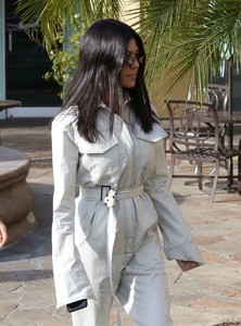 kourtney-kardashian-at-rosti-restaurant-in-calabasas-4.jpg