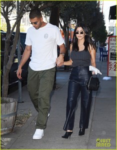 kourtney-kardashian-boyfriend-younes-bendjima-hold-hands-lunch-date-06.jpg