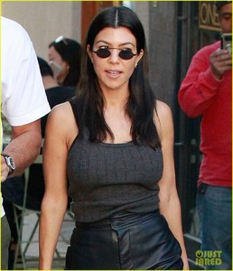 kourtney-kardashian-boyfriend-younes-bendjima-hold-hands-lunch-date-08.jpg
