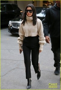 kourtney-kardashian-is-giving-khloe-pregnancy-tips-01.jpg