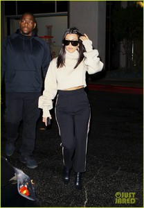 kourtney-kardashian-is-giving-khloe-pregnancy-tips-05.jpg
