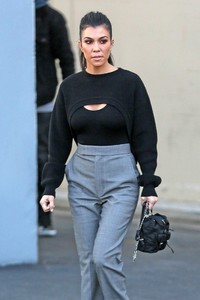 kourtney-kardashian-leaves-the-studio-in-calabasas-12-04-2017-0.jpg