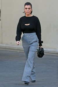 kourtney-kardashian-leaves-the-studio-in-calabasas-12-04-2017-1.jpg