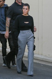 kourtney-kardashian-leaves-the-studio-in-calabasas-12-04-2017-2.jpg