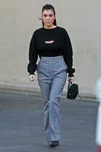 kourtney-kardashian-leaves-the-studio-in-calabasas-12-04-2017-7.jpg