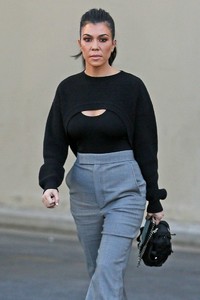 kourtney-kardashian-leaves-the-studio-in-calabasas-12-04-2017-9.jpg