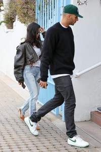 kourtney-kardashian-street-style-leaving-tavern-tony-restaurant-in-la-2.jpg