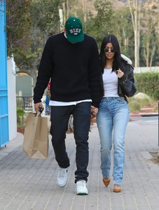 kourtney-kardashian-street-style-leaving-tavern-tony-restaurant-in-la-5.jpg