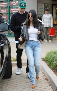 kourtney-kardashian-street-style-leaving-tavern-tony-restaurant-in-la-6.jpg