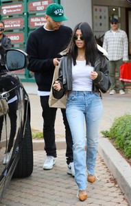 kourtney-kardashian-street-style-leaving-tavern-tony-restaurant-in-la-7.jpg
