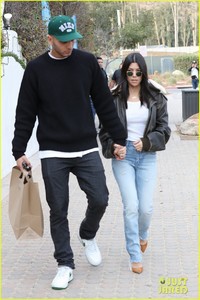 kourtney-kardashian-younes-bendjima-hold-hands-on-lunch-date-01.jpg