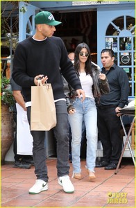 kourtney-kardashian-younes-bendjima-hold-hands-on-lunch-date-03.jpg