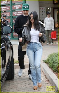 kourtney-kardashian-younes-bendjima-hold-hands-on-lunch-date-04.jpg