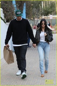 kourtney-kardashian-younes-bendjima-hold-hands-on-lunch-date-05.jpg