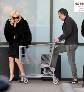 lady-gaga-shopping-cart-ride-in-malibu-12-21-2017-1.jpg