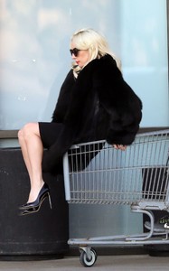 lady-gaga-shopping-cart-ride-in-malibu-12-21-2017-3.jpg