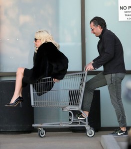 lady-gaga-shopping-cart-ride-in-malibu-12-21-2017-4.jpg