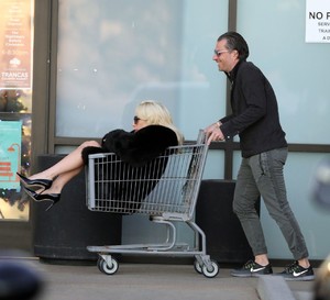 lady-gaga-shopping-cart-ride-in-malibu-12-21-2017-5.jpg