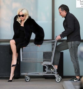 lady-gaga-shopping-cart-ride-in-malibu-12-21-2017-9.jpg