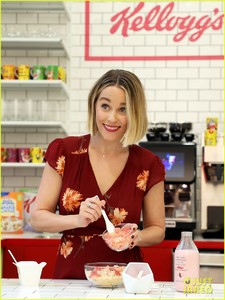 lauren-conrad-debuts-super-short-haircut-at-new-kellogs-nyc-cafe-02.jpg