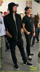 leonardo-dicaprio-keeps-a-low-profile-at-art-basel-in-miami-01.jpg