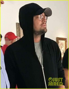 leonardo-dicaprio-keeps-a-low-profile-at-art-basel-in-miami-02.jpg