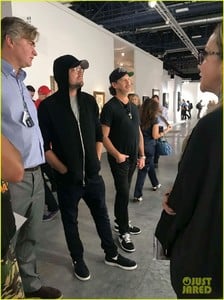 leonardo-dicaprio-keeps-a-low-profile-at-art-basel-in-miami-03.jpg