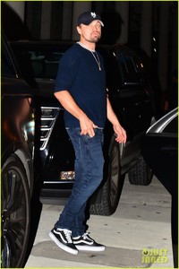 leonardo-dicaprio-steps-out-for-dinner-during-art-basel-in-miami-04.jpg