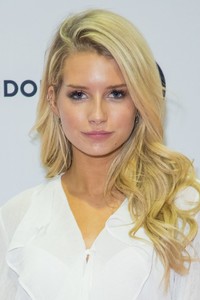 lottie-moss-beautycon-in-london-december-2-2017-1.thumb.jpg.f693f08c20f40ac22d4d839ab0d17bfb.jpg