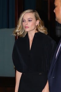 margotrobbie_oanewyork_november30_2017-2.jpg