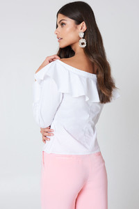 nakd_kristin_sundberg_off_shoulder_flounce_blouse_1355-100036-0001_02b.jpg