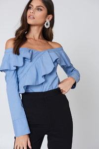 nakd_kristin_sundberg_off_shoulder_flounce_blouse_1355-100036-0047_01a.jpg